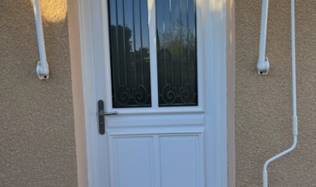 REMPLACEMENT D'UNE PORTE D'ENTRÉE À SAINT GENIS DES FONTAINES.