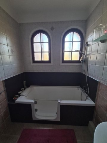 Installation d'une baignoire à porte à Montesquieu des Albéres.